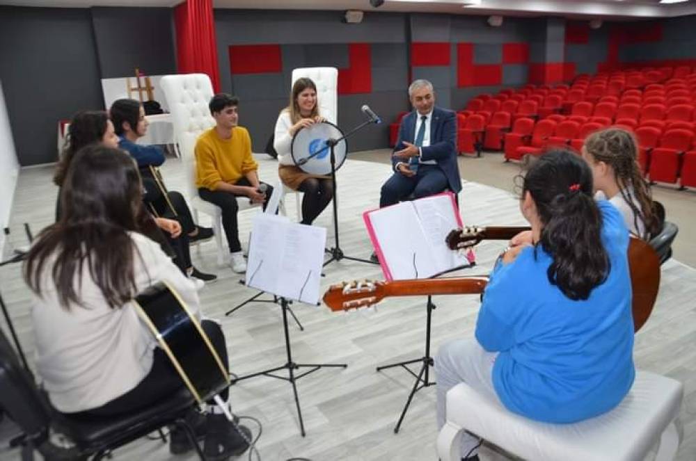 Başkan Kaplan, gitar kursu öğrencileri ile bir araya geldi
